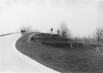 502968 Gezicht op de speelheuvel van de bouwspeelplaats aan de Van Bijnkershoeklaan te Utrecht.